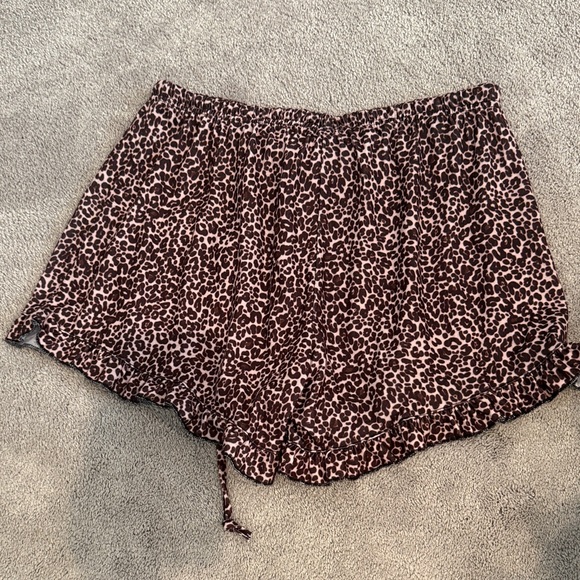 Leopard Print Ruffle Shorts - Picture 2 of 2